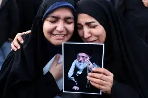 thumbnail - 하메네이 사망 슬퍼하는 이란 시민들