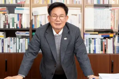 thumbnail - 구민 위해 소송도 불사하는 ‘강수’… 마포 행복 ‘묘수’ 되다[2026 새해 포부-서울 단체장에게 듣는다]