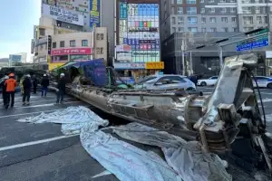 thumbnail - 대구 만촌네거리 공사장 천공기 전도