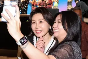 thumbnail - 김혜경 여사, ‘K팝 댄스’ 참석자와 찰칵