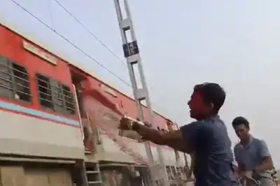 thumbnail - 달리는 열차에 ‘소똥’ 철퍼덕 끼얹고 낄낄… 인도 발칵