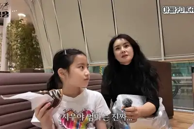 thumbnail - ‘재혼’ 최정윤, 5살 연하 남편+딸과 떠난 ‘가족 여행’ 공개