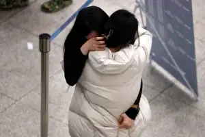 thumbnail - ‘그리웠던 가족 품에 안겨…’