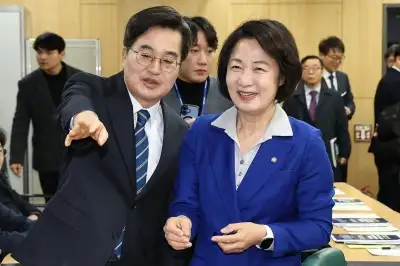 thumbnail - 경선이 본선?…김동연 ‘주 4.5일제’ 성과 홍보자리에 추미애도 떴다
