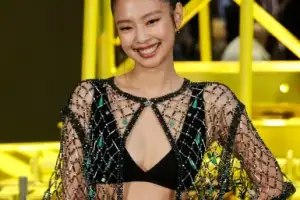 thumbnail - 제니, 패션쇼 압도한 ‘시스루 룩’