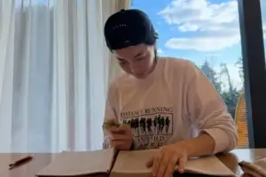 “정체 숨기고 필명으로 글 써”…출판사도 몰랐던 배우 작가의 정체