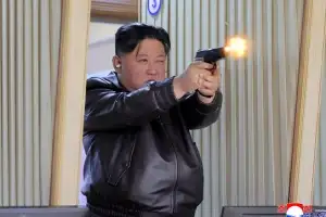 thumbnail - 권총 사격하는 북한 김정은