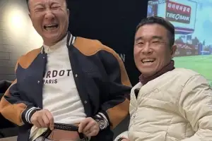 thumbnail - 김건모 놀라운 근황 공개…유명 연예인과 ‘커플팬티’ 인증