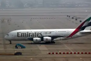 thumbnail - ‘발 묶인’ 에미레이트항공 여객기