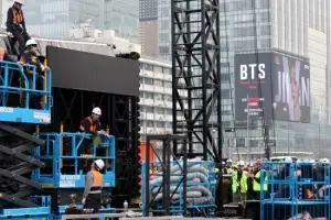 thumbnail - BTS 컴백공연 광화문광장 무대설치 한창