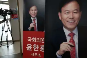 thumbnail - 종합특검, 윤한홍 의원 지역구 사무실 압수수색