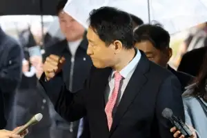 thumbnail - 지지자 향해 주먹 들어 보이는 오세훈 시장