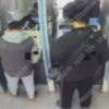 thumbnail - “수상한 남성이…” 신고에 가보니 ATM 위 현금 ‘우수수’ 무슨 일?