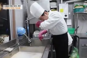 thumbnail - ‘불륜남’ 배우, 생활고에 “중식당서 알바” 근황 포착