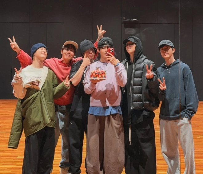 BTS “컴백 위해 10㎏ 감량”…다큐 통해 통통한 모습도 공개