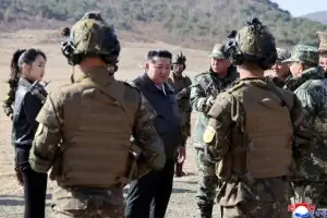 thumbnail - 김정은, 보병·탱크병구분대 협동훈련 참관