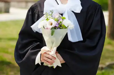 thumbnail - 졸업식 꽃다발 속 숨어있던 카메라…여대생 침실 찍고 있었다