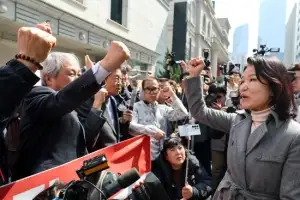 thumbnail - 지지자들과 파이팅 외치는 이진숙