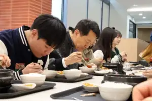 thumbnail - 대학생들과 학식 먹는 오세훈 서울시장