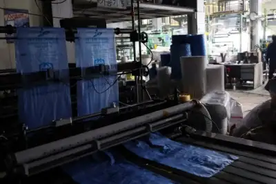 thumbnail - 멈춰버린 비닐봉투 제조 공장 작업대