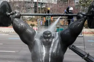 thumbnail - ‘구석구석 깨끗하게’…봄맞이 조형물 세척