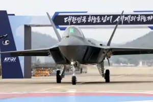 thumbnail - ‘한국형 전투기’ KF-21 양산 1호기 공개