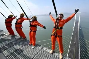 thumbnail - 아찔한 청라하늘대교 ‘엣지워크’