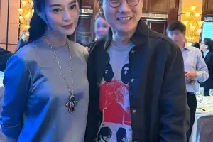 ‘오징어 게임’ 황동혁 감독, 대륙 최고 ‘미녀 배우’와 투샷