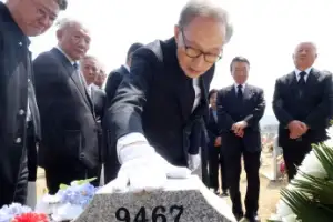 thumbnail - 이명박 전 대통령, 천안함 묘역 참배