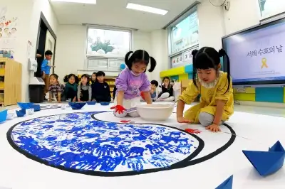 thumbnail - 오늘 서해 수호의 날… 태극 문양 만드는 고사리손