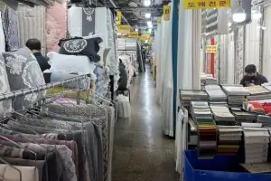 thumbnail - “고환율에 수입 원단 반토막… 코로나 때보다 장사 힘들다”