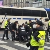 thumbnail - 전장연 ‘버스 탑승 시위’…출근길 광화문사거리 승강장 마비