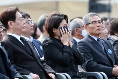 thumbnail - 서해수호의 날, 눈물 닦는 김혜경 여사