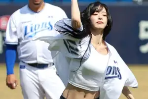 thumbnail - 프로미스나인 이채영, ‘개막전 힘찬 시구’