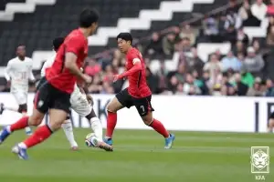 thumbnail - 뒷문 신경 쓰다 놓친 빌드업… 홍명보호 ‘스리백’ 무너졌다