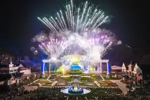 thumbnail - 밤하늘 수놓는 4000발 불꽃쇼… 아찔하고 눈 못 떼는 정통 서커스