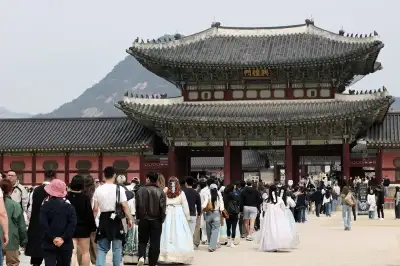 thumbnail - 완연한 봄날… 경복궁에 몰린 인파