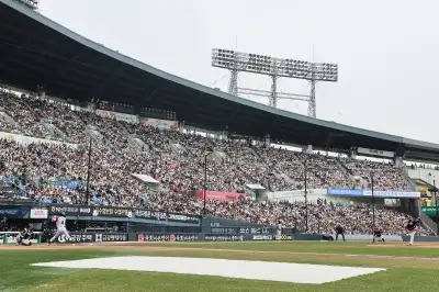 thumbnail - 개막 시리즈 21만명, 전 경기 매진… 봄 그라운드 벌써 뜨겁다