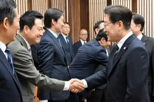 thumbnail - 인사 나누는 이재명 대통령과 장동혁 대표