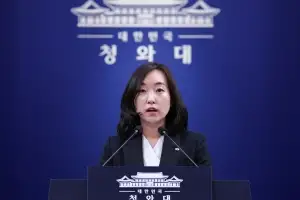 thumbnail - 靑 “혼잡 시간 피한 대중교통엔 인센티브… 노인 무임승차 제한 없다”