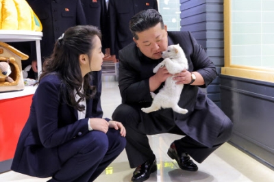 thumbnail - 강아지 안아 든 김정은과 딸 주애