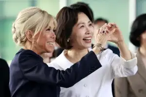 thumbnail - 손하트하는 김혜경 여사와 브리지트 여사