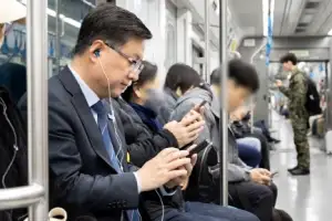 thumbnail - 지하철 출근하는 김성환 기후부 장관