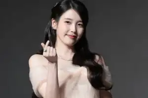 thumbnail - 아이유, ‘싱그러운 손하트’