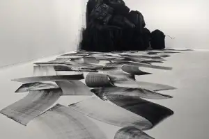 thumbnail - 소멸과 생성… 흑과 백으로 건넨 질문