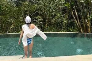 thumbnail - [포토] 산다라박, 군살 하나 없는 무결점 비키니 자태