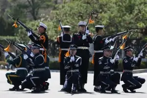 thumbnail - 국방부 의장대의 ‘칼각’… 현충원에서 제식시범