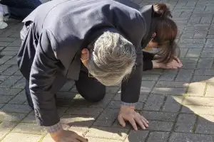 thumbnail - 유족 앞에 엎드린 안전공업 대표이사