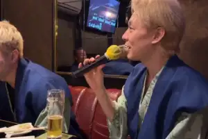 thumbnail - 한국 떠난 박유천, 日노래방서 금발로 음주 열창…확 달라진 얼굴