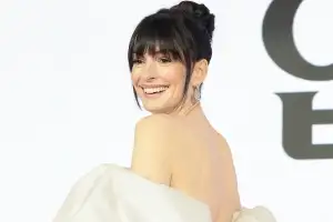 thumbnail - 앤 해서웨이, 파격 뒤태